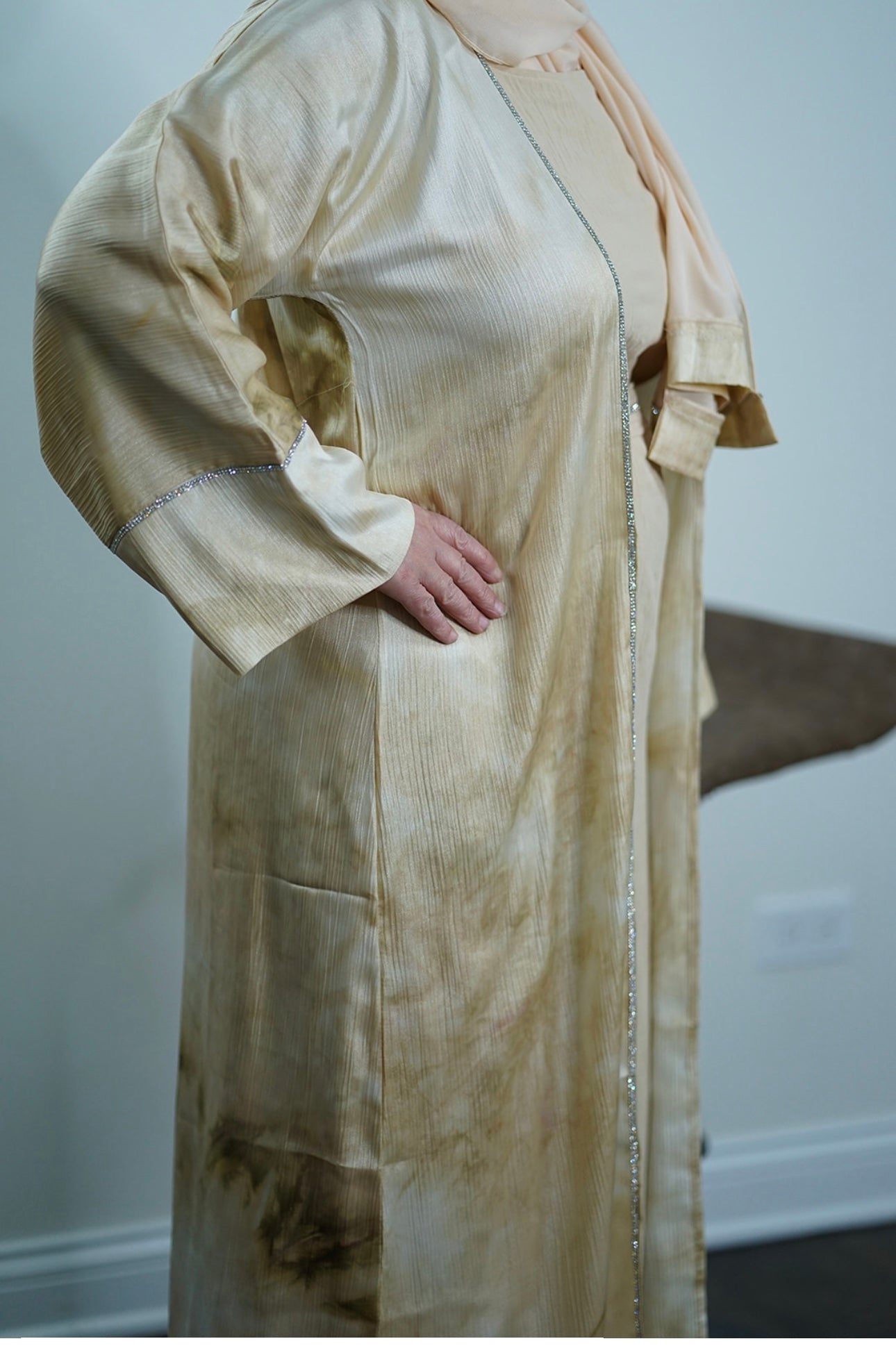 Beige tie-dyed abaya with crystal